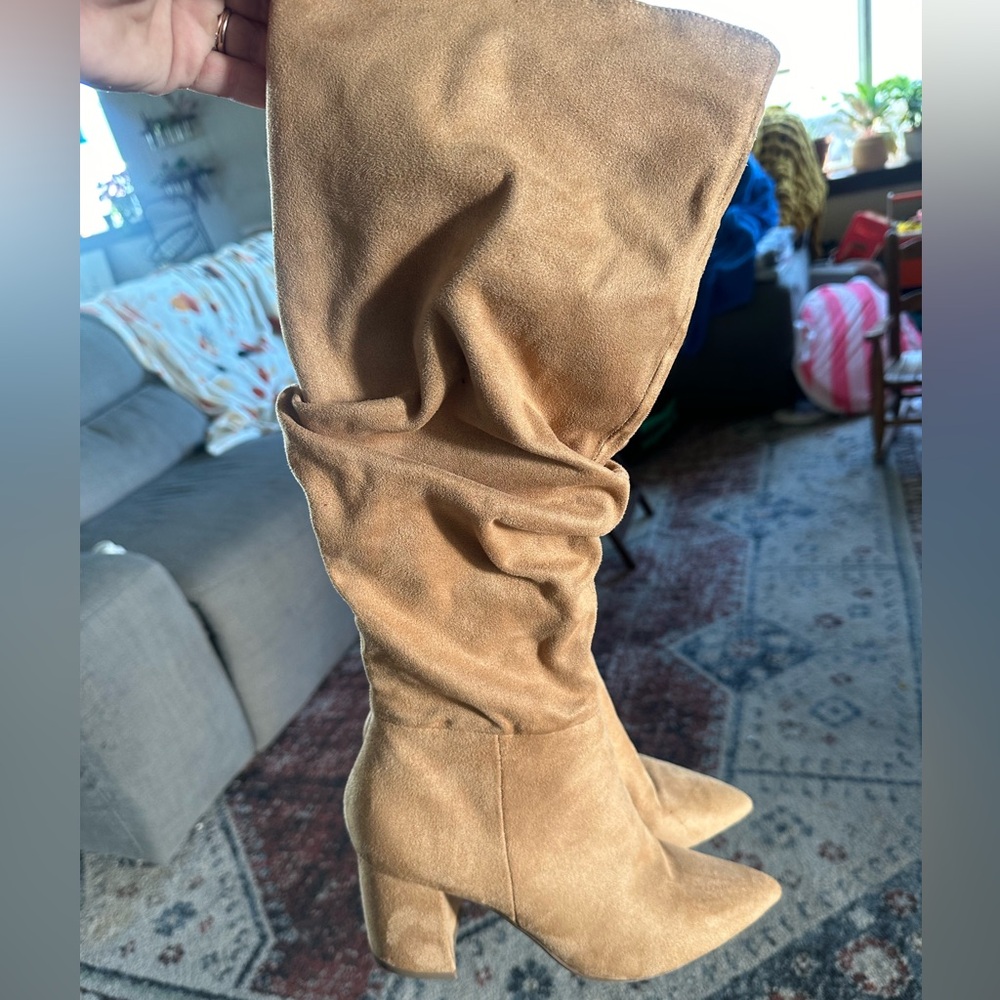 EUC Heart in D Long Heeled Boots size 7.5